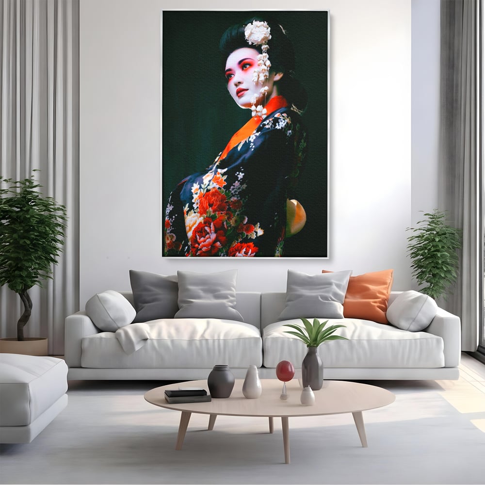 Tablou canvas cu tablou portret gheisa japoneza, in rama de aluminiu argintiu, pe perete intr-un living